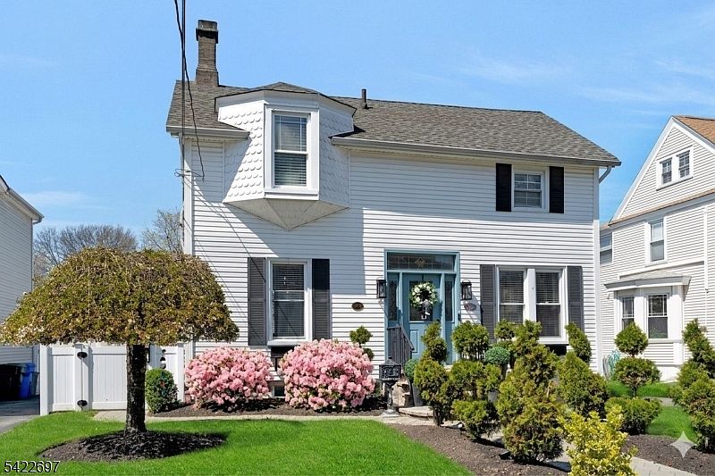 1st image of 158 Carmita Ave
