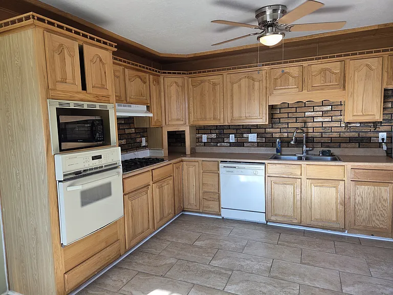 921 Madeira Dr SE — Photo 25