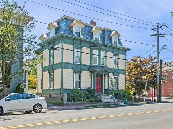 389 Essex St APT 3, Salem, MA 01970