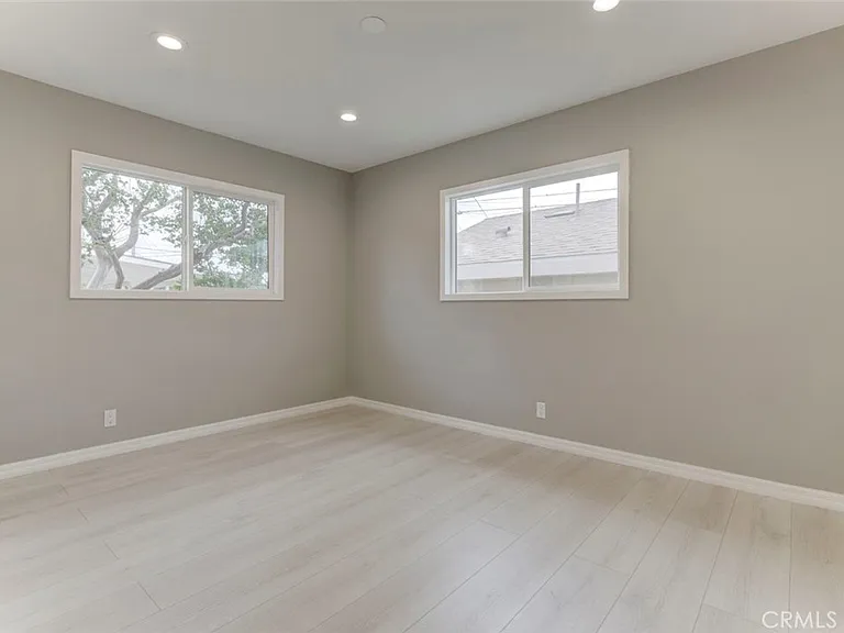 10935 Nassau Ave — Photo 14