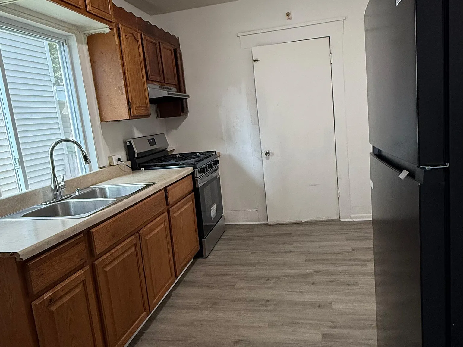 5 bed, 1100 sqft, $1,898 — Photo 4