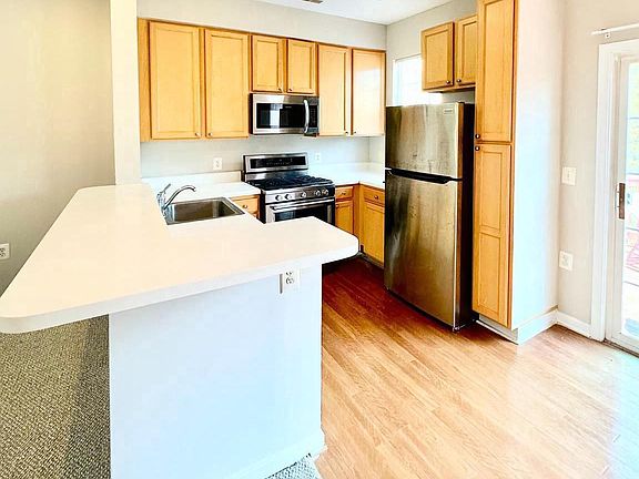2nd image of 23096 Fontwell Sq