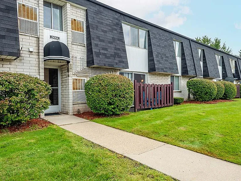 Riverside Village Apartments — Photo 115