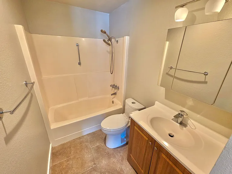 Luminous & Spacious apartments with Private Balcony in Tacoma — Photo 10