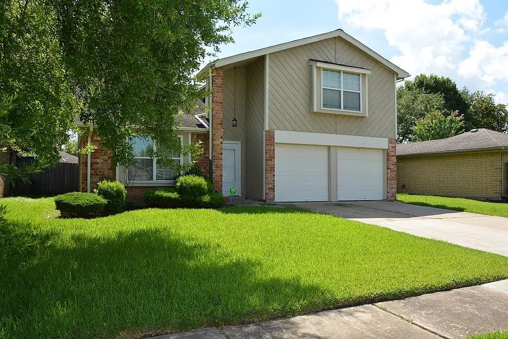 4 bed, 2.5 bath, 2226 sqft, $2,100 — Photo 2