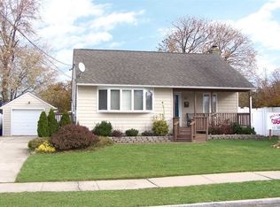 33 Kane Pl, North Babylon, NY 11703