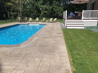 27 Country Rd, Uxbridge, MA 01569