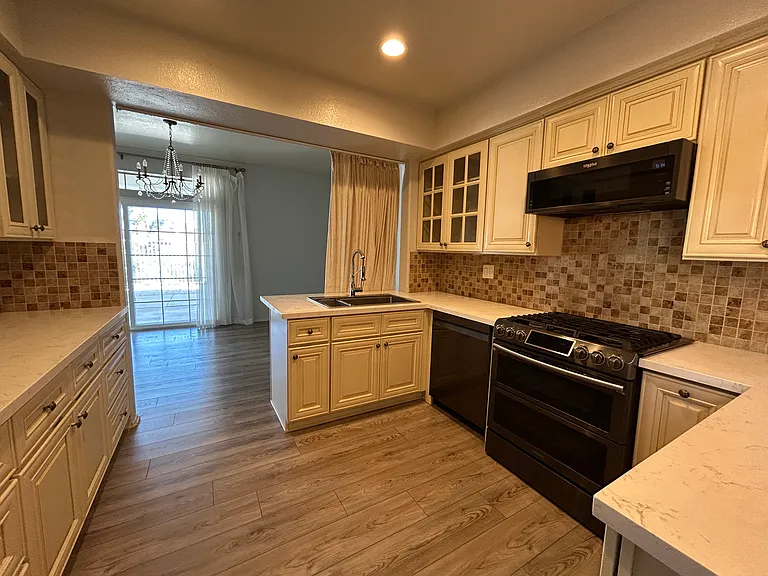 15743 Pepper St — Photo 8