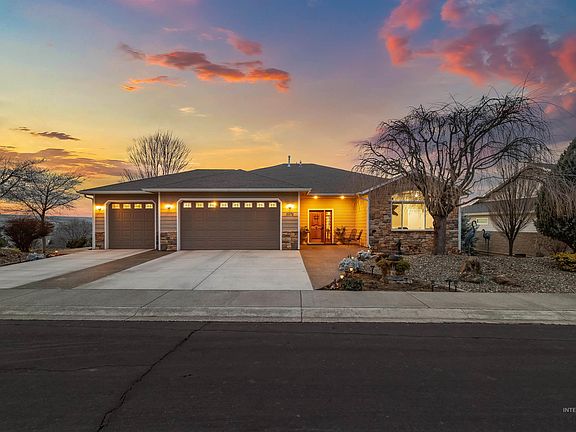 3rd image of 3978 Foothill Dr