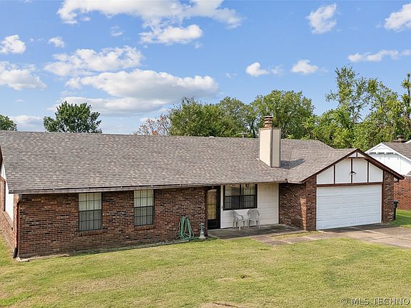 3rd image of 1011 N Miller Dr