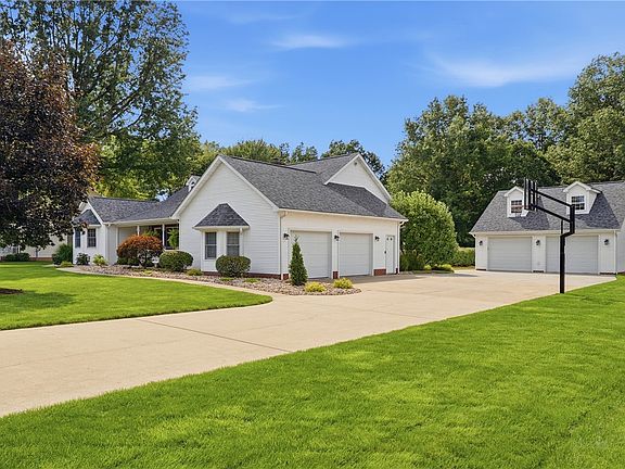 3rd image of 208 Arrowhead Dr
