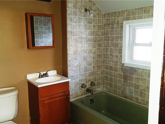 5th image of 112 E Woodland Ave