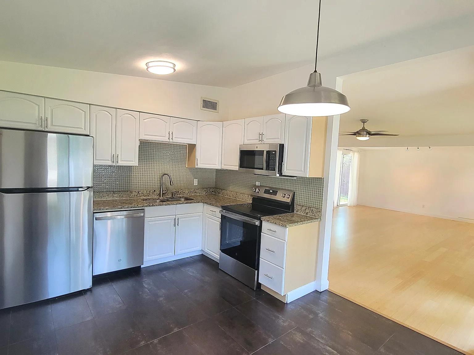 2 bed, 987 sqft, $2,200 — Photo 4
