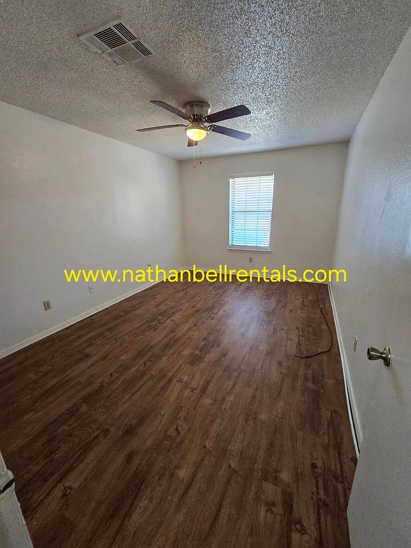1305 E Houston St — Photo 2