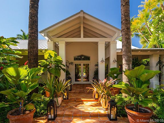Lush, Veranda Entry