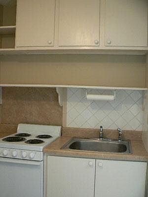 Cute Kitchen w/ Storage