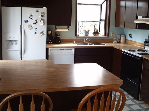 Kitchen w/ Breakfast Bar