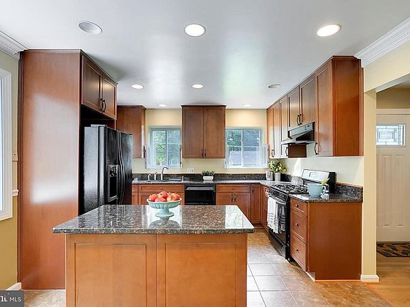 5th image of 3144 Valley Ln