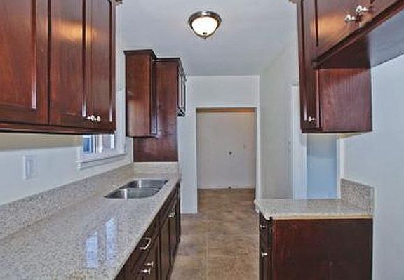 3rd image of 1042 W 82nd St