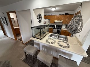 220 Williamsburg Dr APT 4, Mequon, WI 53092