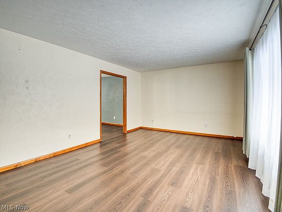 4th image of 32625 Surrey Ln