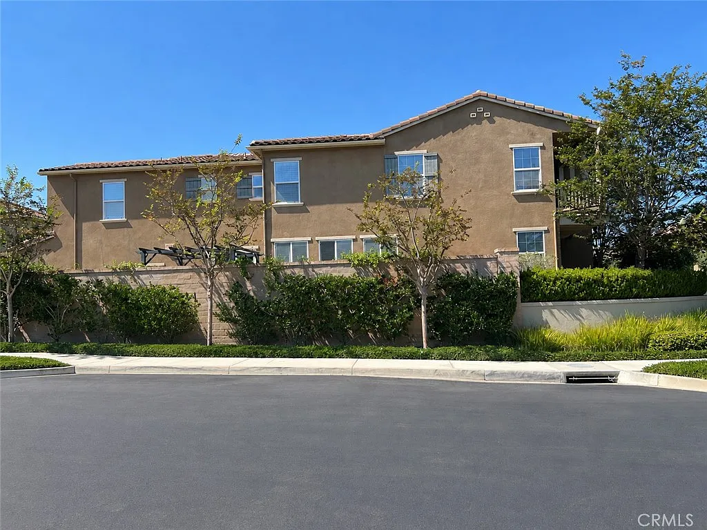 3 bed, 2837 sqft, $5,995 — Photo 3
