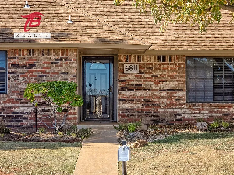 6811 Lyrewood Ln — Photo 13