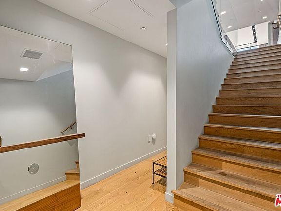 3rd image of 207 Hollister Ave