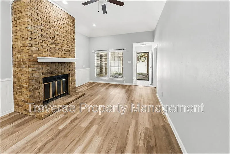 3 bed, 2.0 bath, 1383 sqft, $1,895 — Photo 4