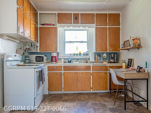 3rd image of 826 Fulton St E #1