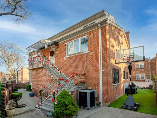 1090 Pelham Parkway South MULTI FAMILY image 2 of 13