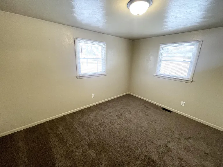 1325 W 15th St — Photo 9