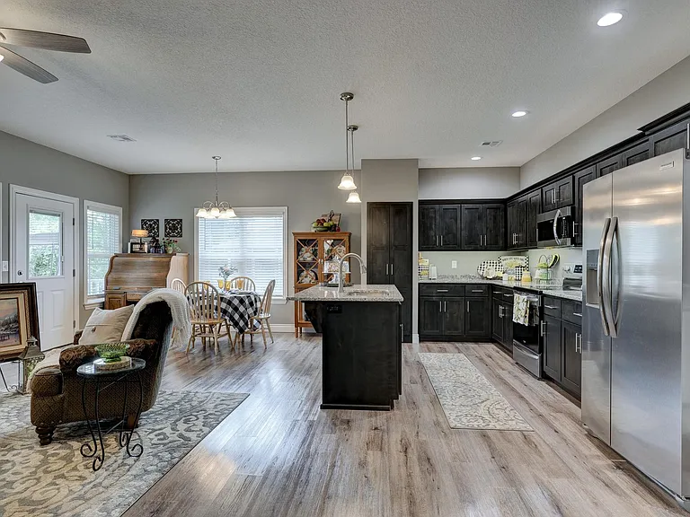 620 Applewood Ln — Photo 3