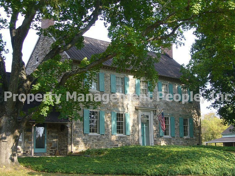 11022 Gas House Exterior