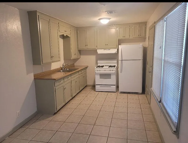 3 bed, 1.0 bath, 1000 sqft, $1,275 — Photo 2