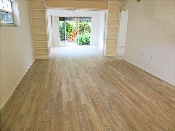 5th image of 720 Lake Orchid Cir APT 108