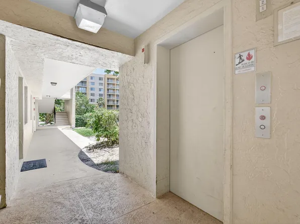 2828 Tennis Club Drive #303, West Palm Beach, FL 33417