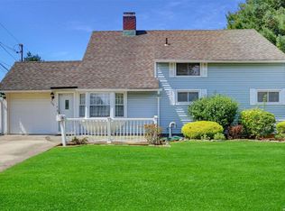 135 Springtime Ln W, Levittown, NY 11756