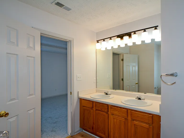 5460 Hampton Ct — Photo 35