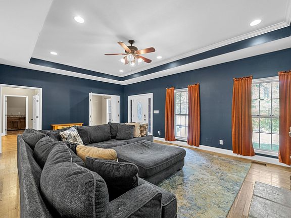4th image of 121 Meadow Ln