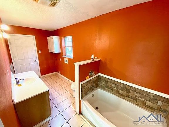 5th image of 412 Sharnell Dr