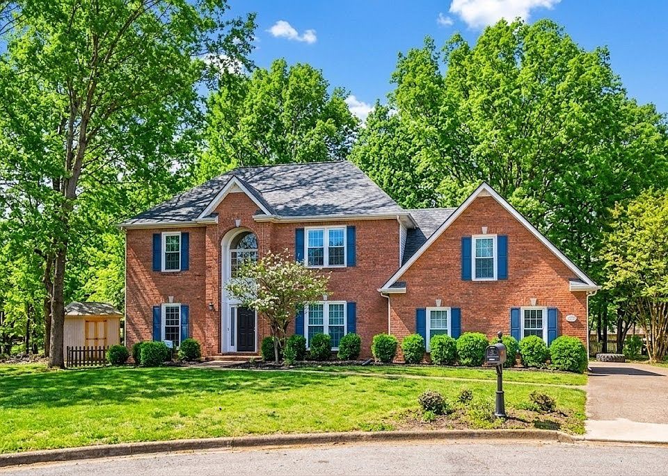 1st image of 206 Longwood Ln