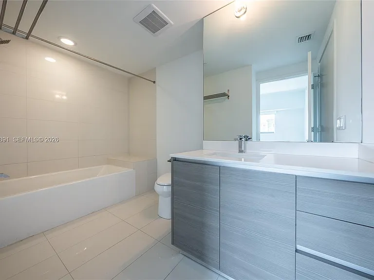 460 NE 28th St #707 — Photo 13