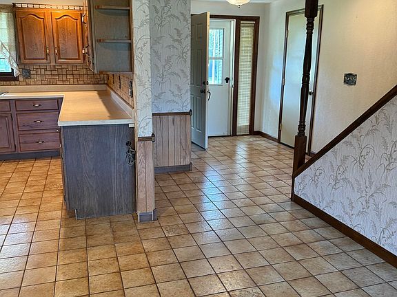 3rd image of 2131 Lancaster Heights Rd