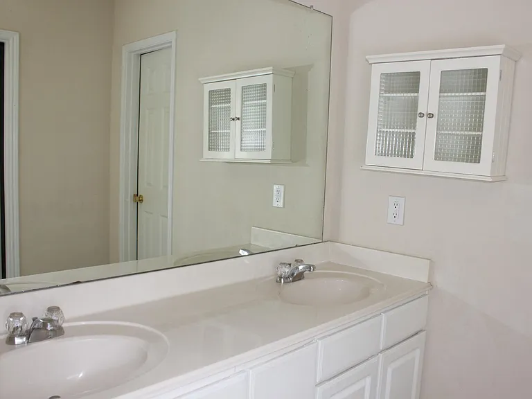MASTER BATH ROOM - DUAL SINKS