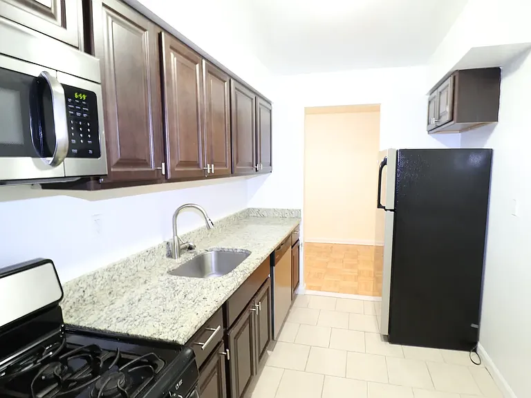 3415 Parsons Blvd #2S — Photo 8