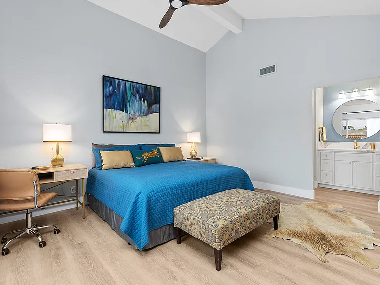 Upstairs bedroom.