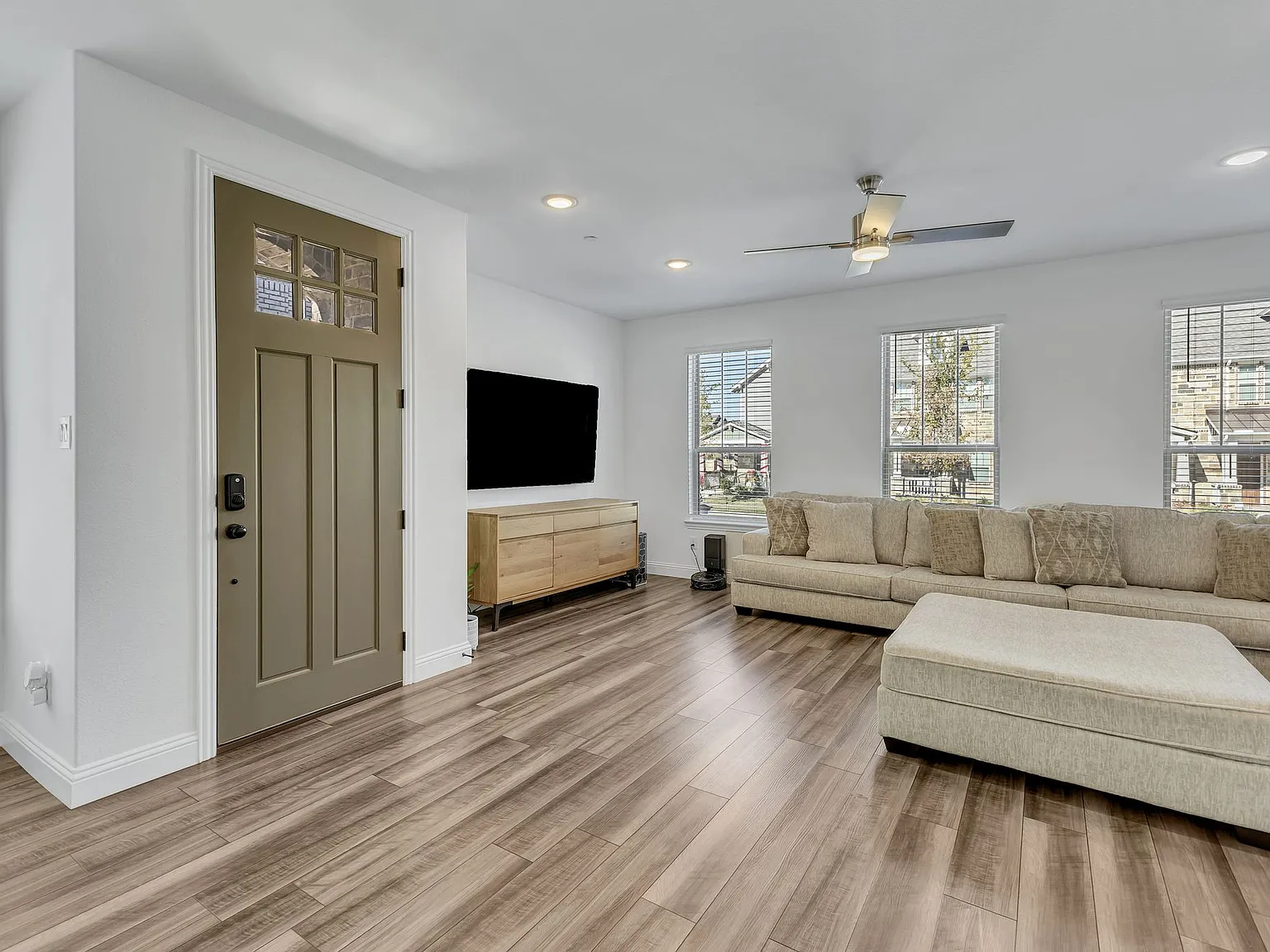 3 bed, 2001 sqft, $2,650 — Photo 2