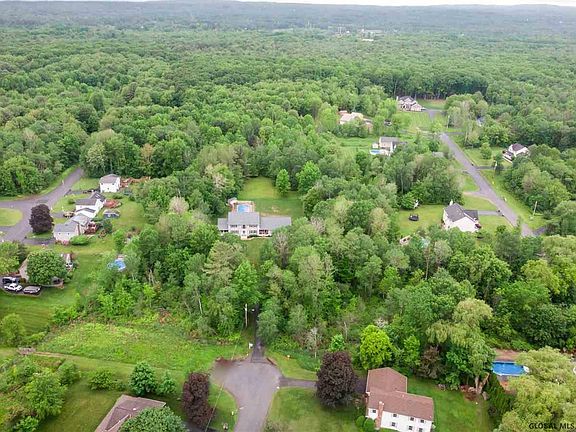 5th image of 35 Roslyn Dr