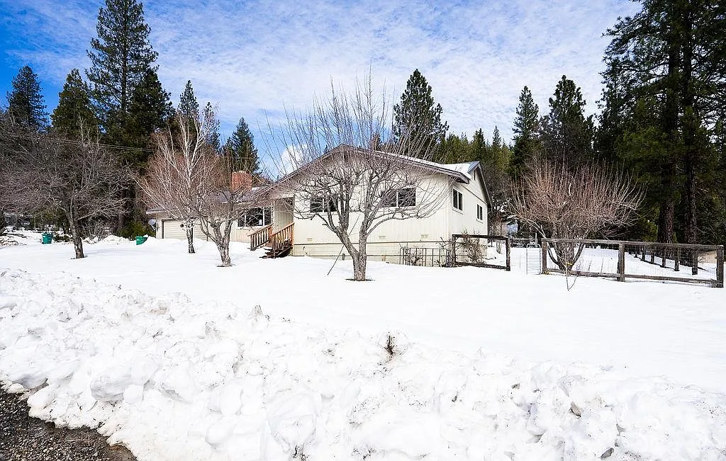 162 Carter St photo 1